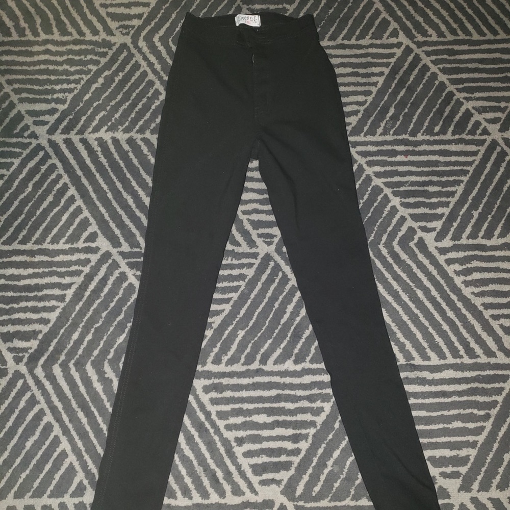 High waist stretchy jeans.